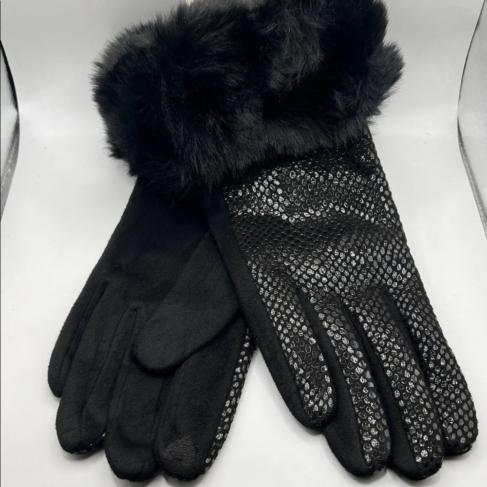 716. Elegant Black Fur-Trimmed Gloves